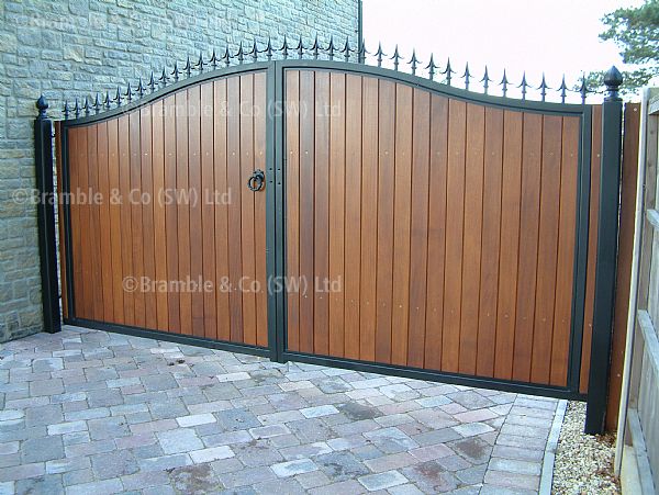 METAL / WOODEN GATES